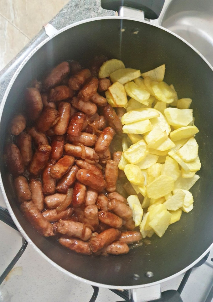 Una foto de Salchichas frescas encebolladas