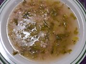 Una foto de sopa cebada