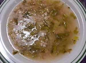 Una foto de Sopa de apio y cebada perla