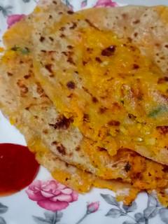 गाजर पनीर पराठा (gajar paneer paratha recipe in marathi) रेसिपी चे मुख्य फोटो