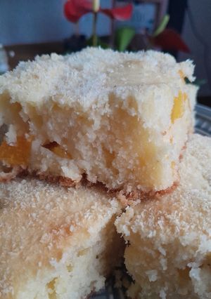 Una foto de Torta dulce de coco y durazno