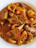 Calamares estofados con garbanzos y rovellons