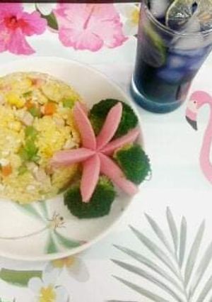 Hình của món Cơm chiên với trà đậu biếc chanh.