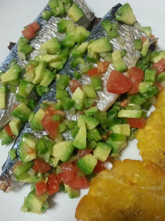Una foto de Caballa aliñada con verduras