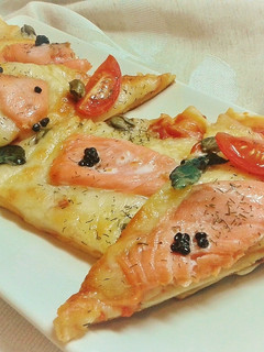 Una foto de Pizza de salmón