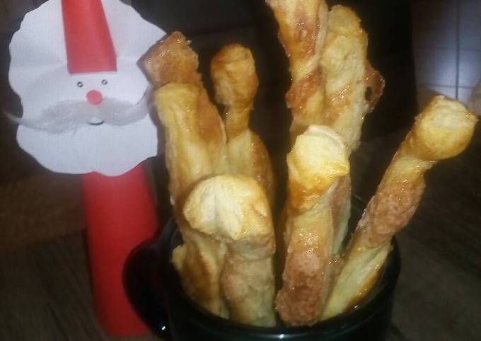 κύρια φωτογραφία συνταγής Χριστουγεννιάτικα σφολιατίνια με ζάχαρη και κανέλα!🎄