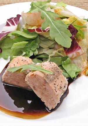 Serpenyőben sült lazac recept salátával recept fotója