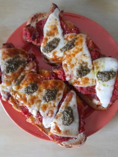 Una foto de Torrada de piquillos gratinados rellenos de boloñesa y pesto