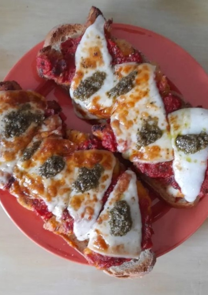 Una foto de Torrada de piquillos gratinados rellenos de boloñesa y pesto