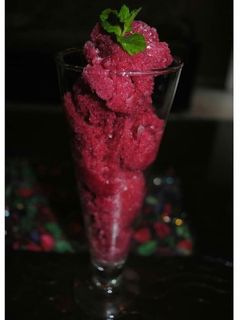 अनार का फ़्रोज़ेन डेज़र्ट (Anar ka frozen dessert recipe in Hindi) रेसिपी मुख्य फोटो