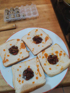 Una foto de Pan con huevos de codorniz y chorizo