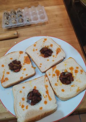 Una foto de Pan con huevos de codorniz y chorizo