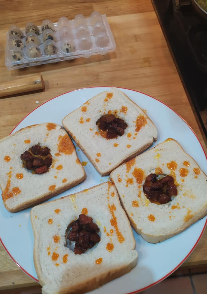 Una foto de Pan con huevos de codorniz y chorizo