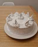 Torta bizcocho relleno de manjar y cobertura de merengue