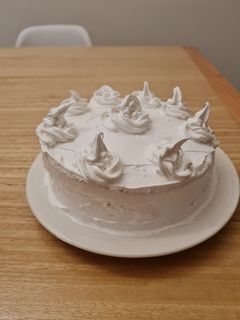 Una foto de Torta bizcocho relleno de manjar y cobertura de merengue