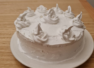 Una foto de Torta bizcocho relleno de manjar y cobertura de merengue
