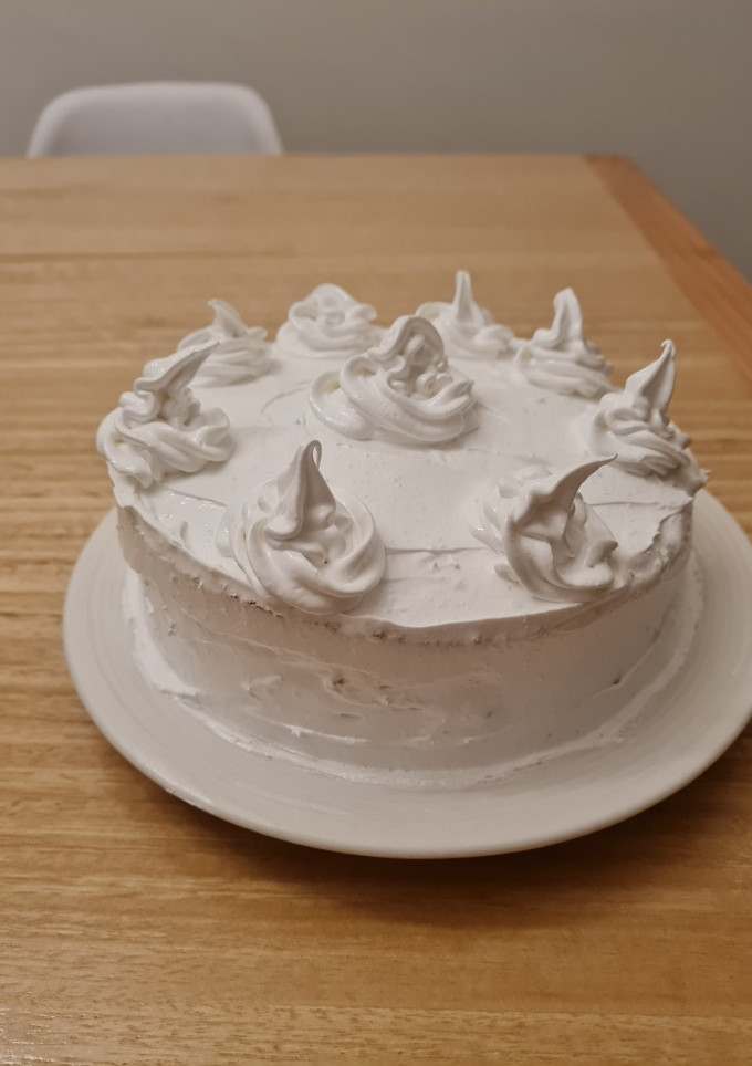 Una foto de Torta bizcocho relleno de manjar y cobertura de merengue