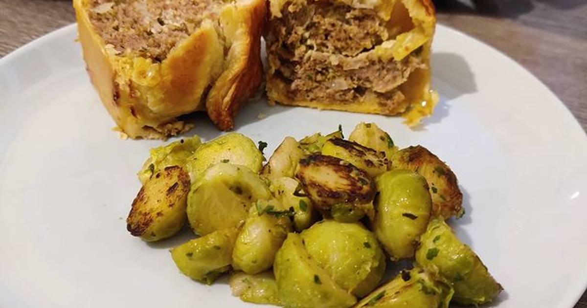 Hackbraten im Blätterteigmantel mit Rosenkohl Rezept von schlemm.zeit ...