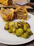 Hackbraten im Blätterteigmantel mit Rosenkohl