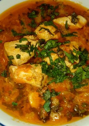 Une photo de Blanc de poulet marinee en sauce tomate