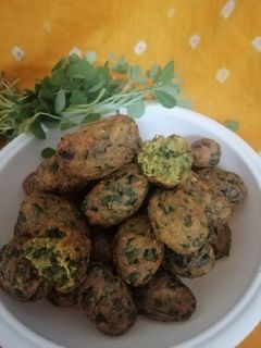 મેથીના મુઠીયા (Methi Muthiya Recipe In Gujarati) રેસીપી મુખ્ય ફોટો