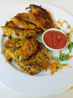 மல்டை வெஜ்ஜி பஜ்ஜி (fritters recipe in tamil) செய்முறை முக்கிய புகைப்படம்