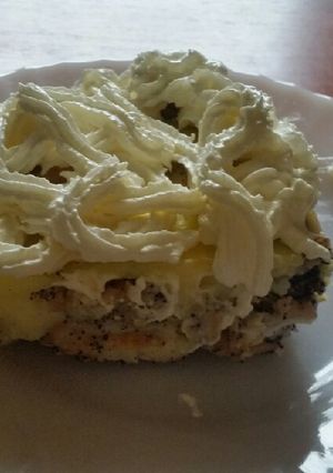 Mákosguba vanília pudinggal és tejszínhabbal recept fotója