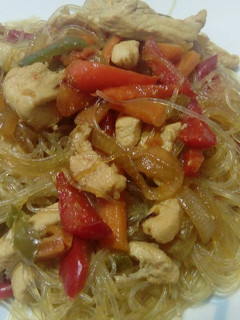 Una foto de Vermicelli con pollo y verduras estilo oriental
