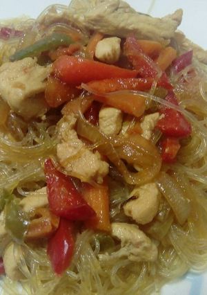 Una foto de Vermicelli con pollo y verduras estilo oriental