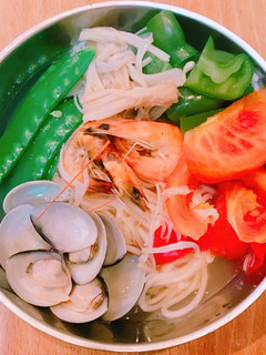 健康海鮮湯麵(電鍋料理) 的食譜成品照片