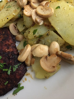 Una foto de Pechuga a la plancha, acompañadas de papas salteadas y champiñones🤤