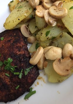 Una foto de Pechuga a la plancha, acompañadas de papas salteadas y champiñones🤤