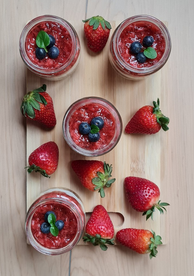 Una foto de Cheesecake de frutilla en vaso