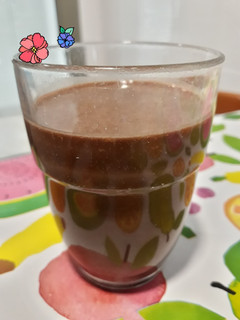 Una foto de Batido de bebida v. de avena con cacao, nueces y plátano
