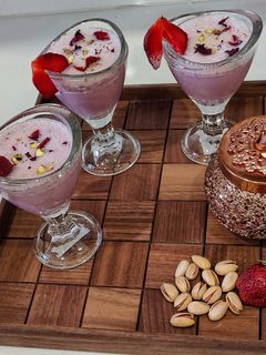 स्ट्रॉबेरी शेक शॉटस(strawberry shake shots recipe in hindi) रेसिपी मुख्य फोटो