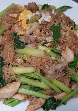 รูปของ ผัดซีอิ้วเส้นหมี่ (หมูไก่ไข่)