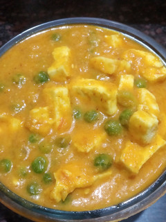 पनीर मटार ग्रेव्ही (paneer matar gravy recipe in marathi) रेसिपी चे मुख्य फोटो