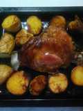 Pierna de cordero mechada con papas rústica al horno