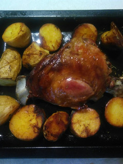 Una foto de Pierna de cordero mechada con papas rústica al horno