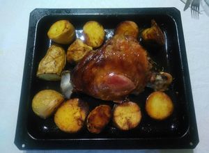 Una foto de Pierna de cordero mechada con papas rústica al horno