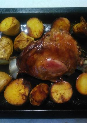 Una foto de Pierna de cordero mechada con papas rústica al horno
