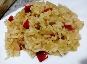 Una foto de Arroz salteado con morrón y cebolla 🍚🌰🌶️