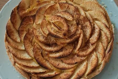 Tarte aux pommes sur fond de crème pâtissière au Cook Expert photo principale de la recette