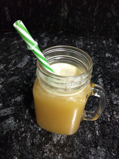 Una foto de Licuado de manzana y infusión de canela