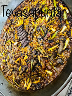 Una foto de Arroz con costillas, panceta y ajos tiernos 🌞