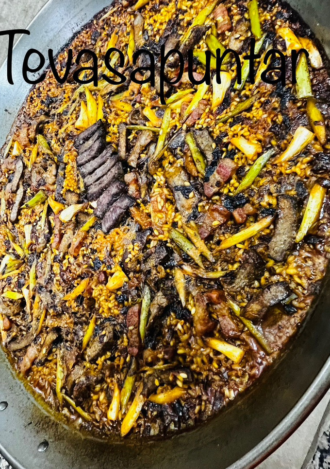 Una foto de Arroz con costillas, panceta y ajos tiernos 🌞