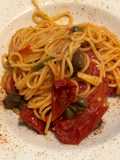 Spaghetti in padella 6 pomodori friggitelli olive taggiasche e capperi