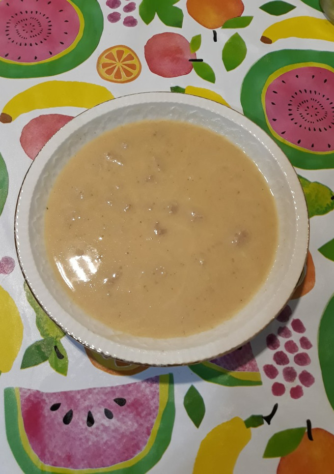 Una foto de Sopa de cebolla con flores y soja texturizada