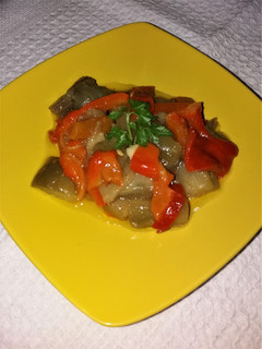 Una foto de Ensalada de pimientos asados y berenjenas