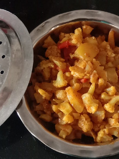 ફ્લાવર બટાકા નુ શાક (Flower Bataka Shak Recipe In Gujarati) રેસીપી મુખ્ય ફોટો